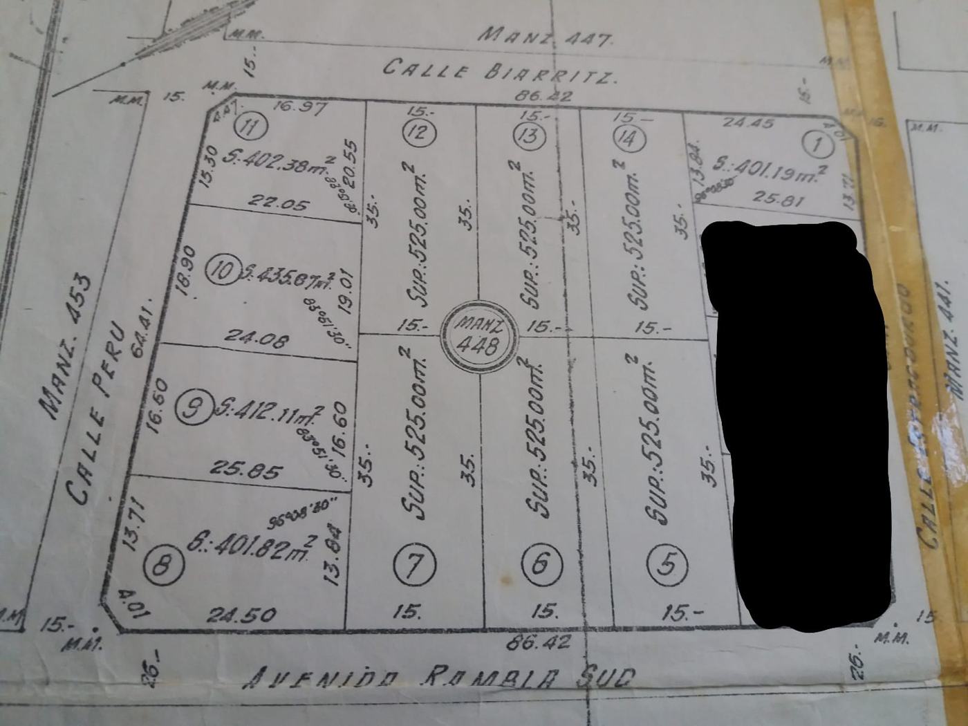 El complejo en su entorno: Ostende, entre el pueblo y la playa