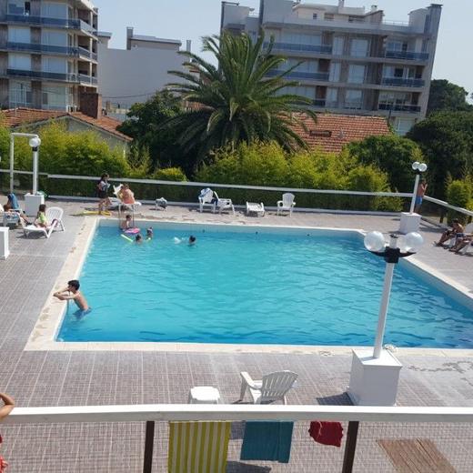 Piscina y entorno del complejo