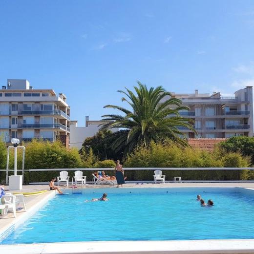Piscina y parque