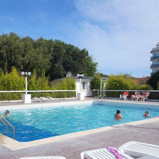 Piscina en día de sol